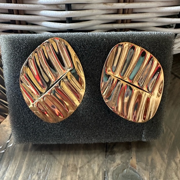 Vtg 1994 Avon Glossy Style Large Ruffled Gold Tone Pierced Earrings And Cuff Set - Picture 2 of 8